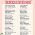 Femme souriante assise à table avec une tasse de café, entourée de plantes, symbolisant un mode de vie frugal.