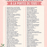 Femme souriante assise à table avec une tasse de café, entourée de plantes, symbolisant un mode de vie frugal.