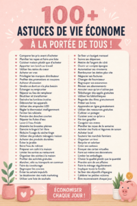 Femme souriante assise à table avec une tasse de café, entourée de plantes, symbolisant un mode de vie frugal.