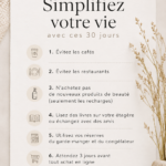 Femme souriante préparant son défi zéro dépense avec un tableau de budget.