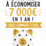 Femme souriante tenant un carnet de budget avec un symbole dollar, illustrant le défi d'épargne.