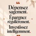 Une femme souriante consulte son budget avec un carnet et un stylo, illustrant la gestion financière efficace.
