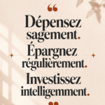 Une femme souriante consulte son budget avec un carnet et un stylo, illustrant la gestion financière efficace.