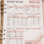 Femme souriante devant un tableau de gestion budgétaire