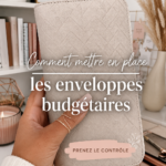 Femme utilisant des enveloppes pour gérer son budget