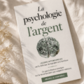 Femme réfléchissant à sa relation avec l'argent, symbolisant la psychologie financière.