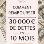 Femme heureuse utilisant un carnet pour gérer ses finances et rembourser ses dettes.