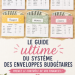Une femme à son bureau planifie ses finances avec des enveloppes colorées.