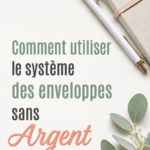 Femme gérant son budget avec des enveloppes, symbolisant l'économie.