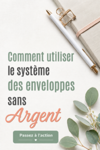 Femme gérant son budget avec des enveloppes, symbolisant l'économie.
