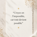 Une femme regardant vers l'horizon avec un sourire, symbolisant la croyance en l'impossible.