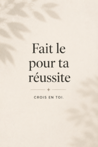 Femme en train de planifier son succès avec des notes et un ordinateur