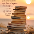 Une femme lisant un livre au bord de la mer, symbolisant le voyage littéraire.