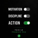 Une femme souriante planifie ses objectifs sur un carnet, illustrant la motivation et la discipline.