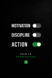 Une femme souriante planifie ses objectifs sur un carnet, illustrant la motivation et la discipline.