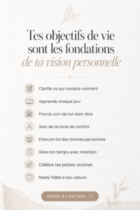 Femme écrivant sur un carnet des objectifs de vie, illustrant une vision personnelle inspirante.