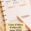 Une femme souriante utilisant un carnet pour écrire ses objectifs pour 2024.