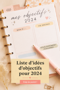 Une femme souriante utilisant un carnet pour écrire ses objectifs pour 2024.