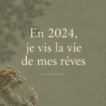 Femme contemplant ses objectifs de vie pour 2024, symbole de rêves réalisés.
