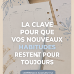 Femme souriante en train d'écrire dans son bulletin d'habitudes quotidiennes.