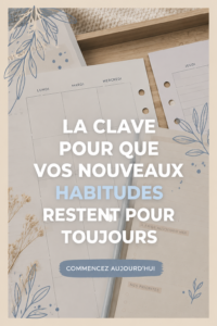 Femme souriante en train d'écrire dans son bulletin d'habitudes quotidiennes.