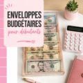 Une femme souriante en train de gérer son budget avec des enveloppes.