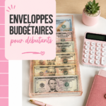 Une femme souriante en train de gérer son budget avec des enveloppes.