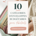 Femme organisant son budget avec des enveloppes cash sur une table.