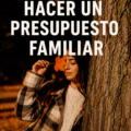 Femme examinant un budget familial avec un calepin et un ordinateur.