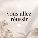 Femme souriante, pleine de confiance, regardant l'horizon