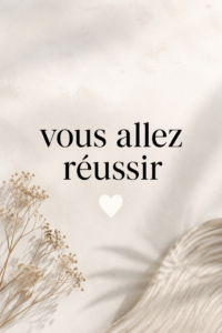 Femme souriante, pleine de confiance, regardant l'horizon