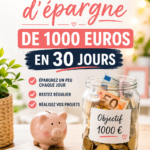 Femme comptant de l'argent pour un défi d'épargne de 1000 euros en 30 jours.