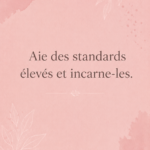 Femme méditant avec un carnet et un stylo, symbolisant la réflexion sur ses standards élevés.