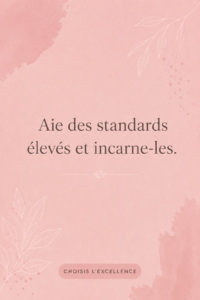 Femme méditant avec un carnet et un stylo, symbolisant la réflexion sur ses standards élevés.