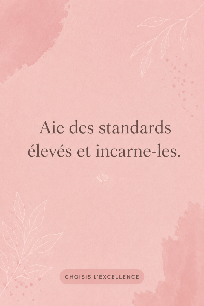Femme méditant avec un carnet et un stylo, symbolisant la réflexion sur ses standards élevés.