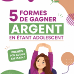 Un adolescent souriant tenant un ordinateur portable, prêt à gagner de l'argent en ligne.