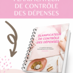 Femme utilisant un planificateur de contrôle des dépenses à son bureau