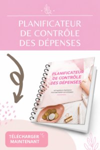 Femme utilisant un planificateur de contrôle des dépenses à son bureau