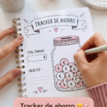 Femme utilisant un tracker d'épargne sur une tablette