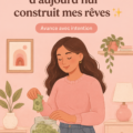 femme réfléchissant à ses objectifs financiers avec un carnet et un stylo