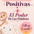 Une femme souriante lisant des affirmations positives sur un carnet