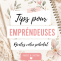 Femme entrepreneuse souriante tenant un carnet et un stylo, réfléchissant à ses investissements.