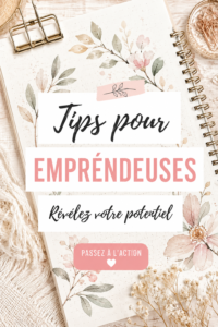 Femme entrepreneuse souriante tenant un carnet et un stylo, réfléchissant à ses investissements.