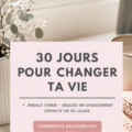 Femme souriante regardant son budget avec des feuilles de calcul et un ordinateur
