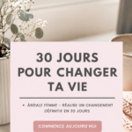 Femme souriante regardant son budget avec des feuilles de calcul et un ordinateur