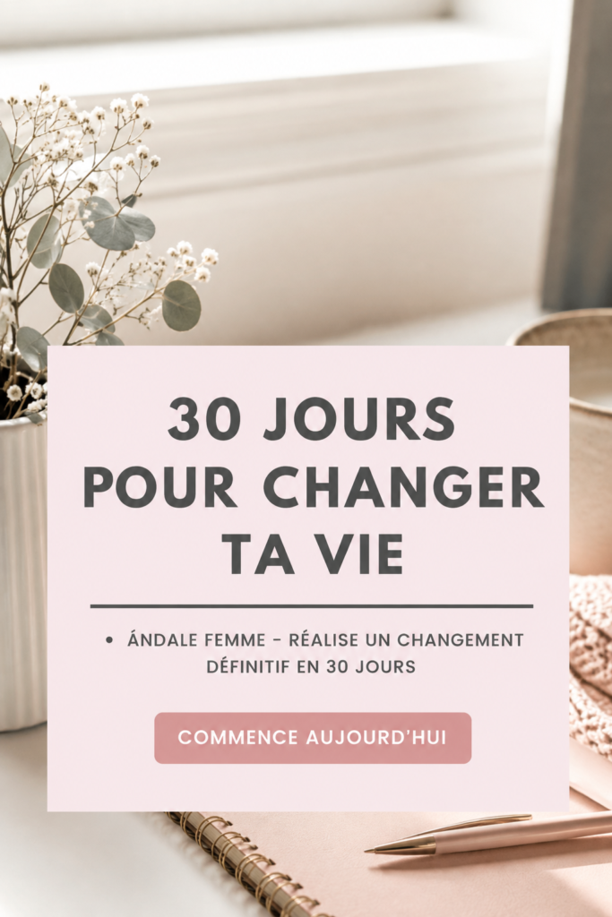 Femme souriante regardant son budget avec des feuilles de calcul et un ordinateur