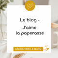 Femme travaillant sur sa gestion financière avec sourire et enthousiasme.