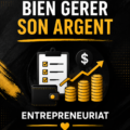 Une femme souriante utilisant un ordinateur pour gérer ses finances.