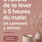 Femme souriante profitant d'un matin calme avant de commencer ses tâches financières.