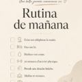 Femme souriante dans sa cuisine, pratiquant un rituel matinal, entourée d'éléments de bien-être.